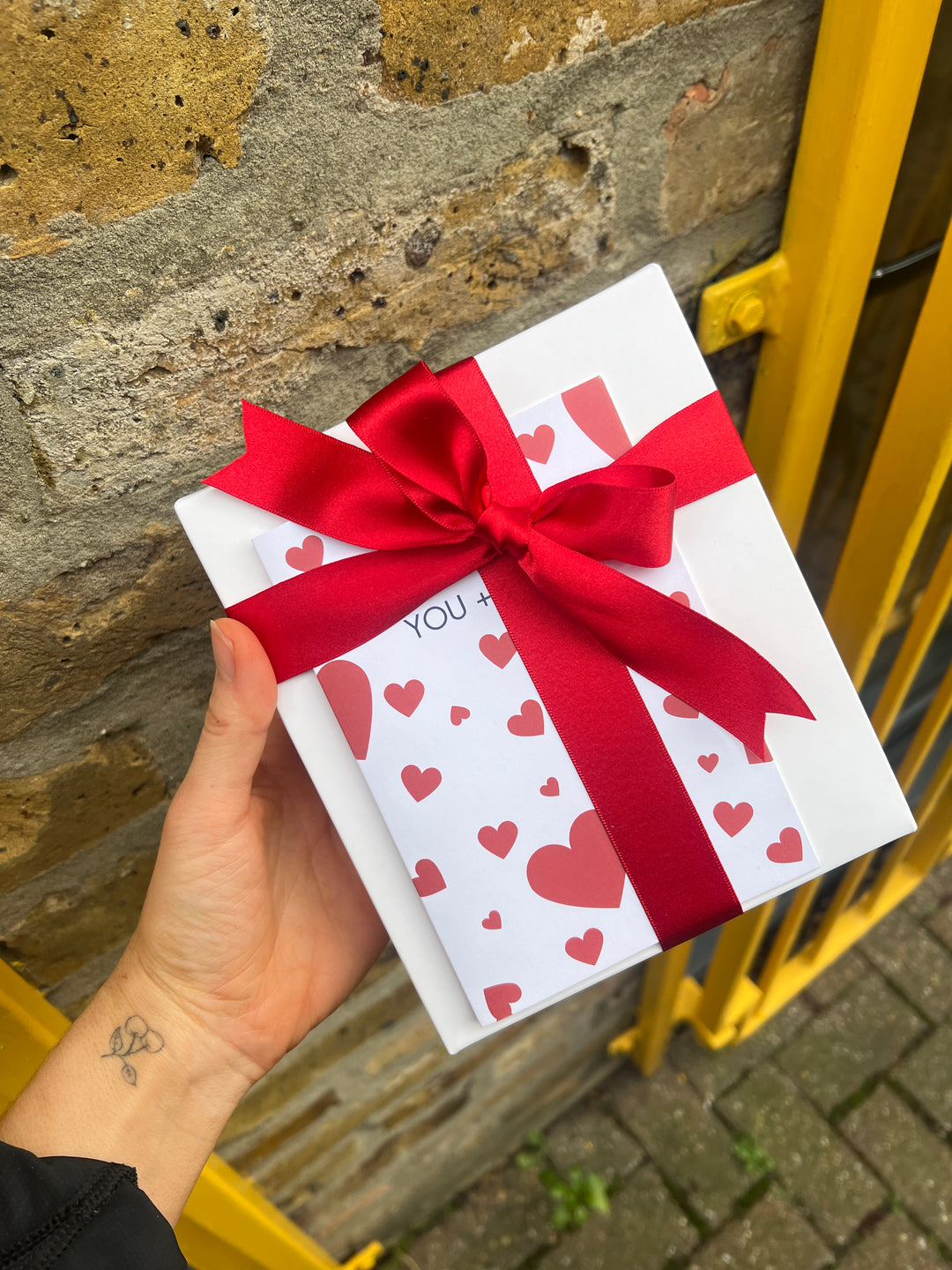 Gift Wrap - Gift Box & Red Ribbon